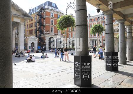 Profiter du soleil sur la Piazza dans le jardin de Covent comme les gens se font lentement dehors et environ à nouveau comme les restrictions de coronavirus se lève, à Londres, Royaume-Uni Banque D'Images