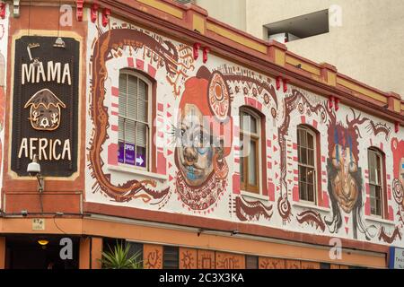 Le Cap, Afrique du Sud novembre 03 2018, façade du célèbre restaurant de la ville du Cap Mama Africa ouverte en 1995 Banque D'Images