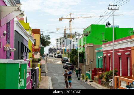 Le Cap, Afrique du Sud novembre 04 2018, touriste prenant des photos des maisons pittoresques du quartier de bo kaap. Banque D'Images