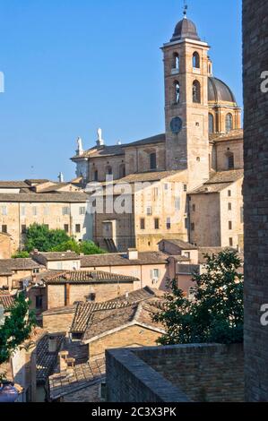 Vieille ville vue sur la rue Urbino, Italie, Europe Banque D'Images