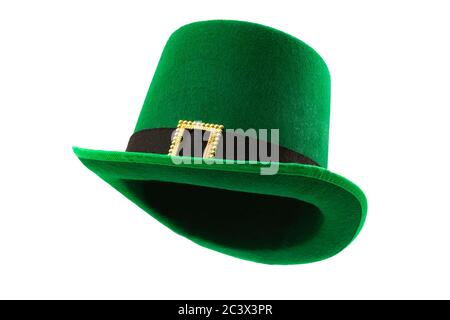 St Patrick Day meme et le concept du 17 mars avec une image à plusieurs angles d'un chapeau de parade vert avec une ceinture et boucle isolée sur fond blanc avec Banque D'Images