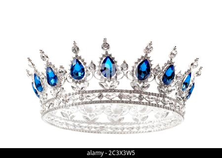 Grand gagnant de l'événement beauté, accessoire de mariée dans le mariage et couronne royale pour un concept de reine avec un tiara argent de diamants couverts et de pierres de saphir bleu est Banque D'Images