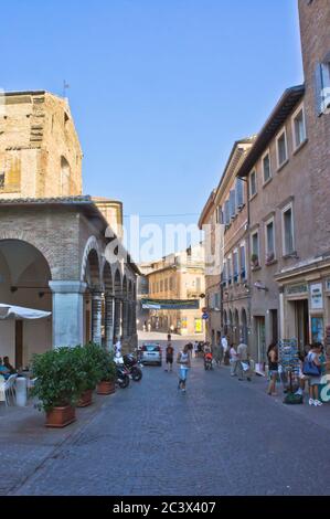 Vieille ville vue sur la rue Urbino, Italie, Europe Banque D'Images