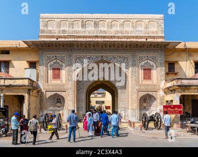 Entrée au complexe du Palais de la ville, la vieille ville, Jaipur, Rajasthan, Inde Banque D'Images