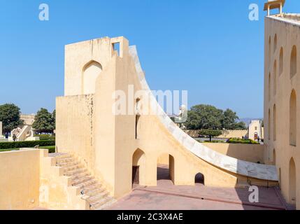 Vrihat Samrat Yantra (un cadran solaire géant) à Jantar Mantar, une collection de dix-neuf instruments astronomiques architecturaux à Jaipur, Rajasthan, Inde Banque D'Images