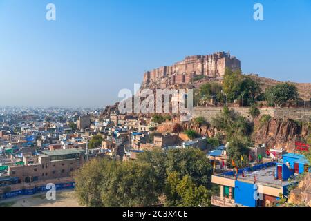 Fort Mehrangarh debout sur la ville de Jodhpur, Rajasthan, Inde Banque D'Images