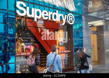 Détaillant Superdry et l'un de leurs magasins dans le centre-ville de Sydney vendant des vêtements pour femmes et hommes, Sydney, Australie Banque D'Images