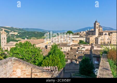 Vieille ville vue sur la rue Urbino, Italie, Europe Banque D'Images