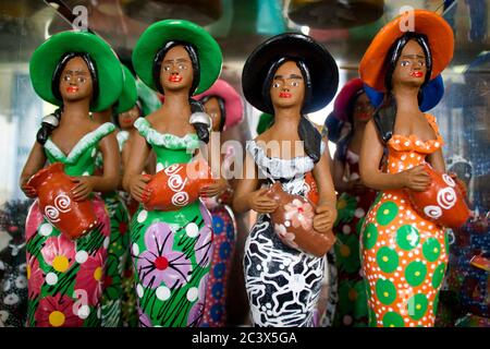 Des pièces artisanales artisanales typiques de l'art brésilien traditionnel dans la ville de Natal, Rio Grande do Norte, Brésil. Banque D'Images