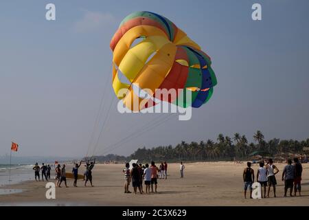 Touristes appréciant Parastining à Goa, Inde. Banque D'Images