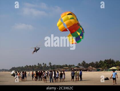 Touristes appréciant Parastining à Goa, Inde. Banque D'Images