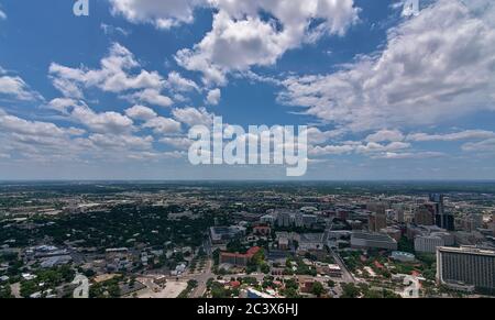 Vue sur la ville de san antonio depuis la terrasse d'observation de la tour américaine montrant une vaste étendue urbaine de ville occupée rouvrant après avoir passé des commandes à domicile. Banque D'Images