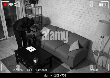 Bris criminel dans un appartement ou un bureau volant ordinateur portable Banque D'Images