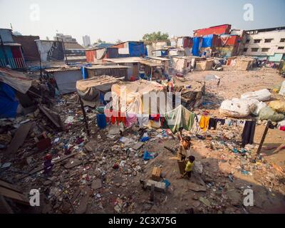 Mumbai, Inde - 17 décembre 2018 : bidonvilles pauvres et pauvres de Dharavi dans la ville de Mumbai. Banque D'Images