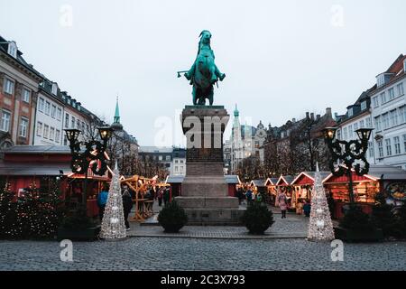 Copenhague / Danemark - novembre 2019 : entrée au marché de Noël Højbro Plads. Des poussette en bois décorées vendent de la nourriture de rue et des articles artisanaux locaux Banque D'Images