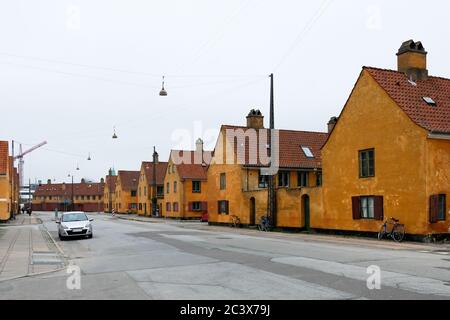 Monovoiture dans une rue déserte vide dans une capitale populaire européenne Copenhague, Danemark. Beaux bâtiments peints en orange vif. Maisons d'highe Banque D'Images