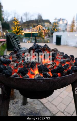 Cheminée ouverte dans la cour extérieure au marché de Noël appelé Tivoli Gardens à Copenhague. Feu extérieur pour réchauffer les mains verglaçante en hiver Banque D'Images