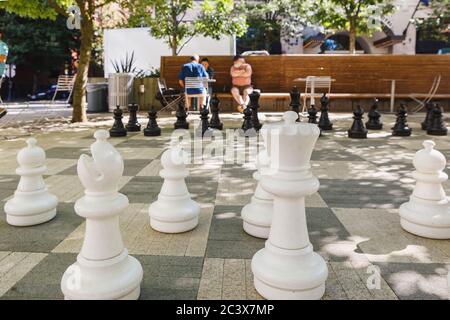 Portland, OREGON, USA - 27 juin 2018 : des hommes âgés non identifiés jouent aux échecs dans le parc public du centre-ville de Portland, OREGON, USA Banque D'Images