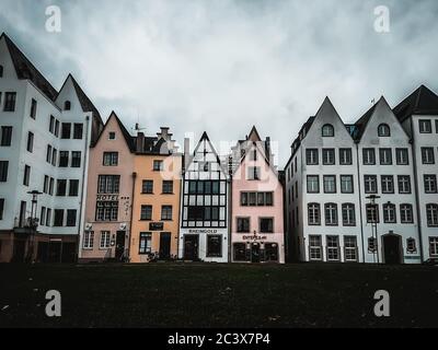 Köln ou Cologne / Allemagne - nouvel an 2018: Une rangée de maisons en pain d'épice colorées dans le centre de la ville européenne de Cologne. Météo froide, gris moody Banque D'Images