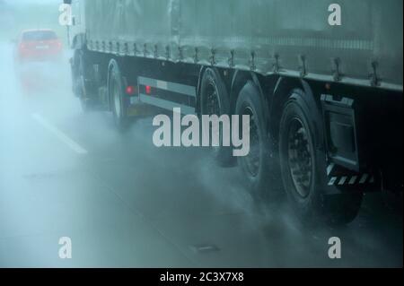 route, autoroute, voyage, état de la route, pluie, brouillard, glissant, danger, route, autoroute, voyage, transport, véhicule long, affaires Banque D'Images