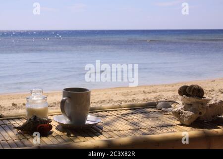 Café, sucre, coquillages et corail sur la plage tropicale ensoleillée en plein jour, sur l'île de Gili Air, Lombok, Indonésie Banque D'Images