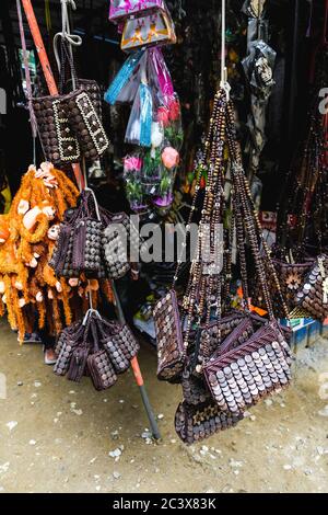 Des sacs faits main sont rangés dans un marché de souvenirs local près de la célèbre attraction touristique des chutes de Ravana au Sri Lanka. Vendre divers accessoires colorés Banque D'Images