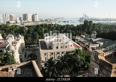 Malaga / Espagne - octobre 2019 : image paysage du centre-ville espagnol par temps ensoleillé. Vue depuis le sommet de la forteresse médiévale appelée Alcazaba Banque D'Images