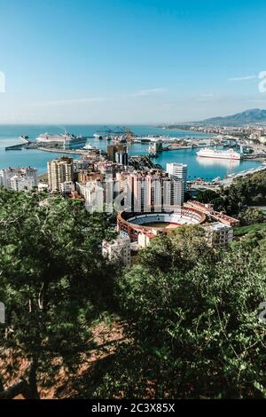 Malaga / Espagne - octobre 2019 : paysage urbain aérien. Vue d'en haut, prise dans un point de vue célèbre. Vue sur toute la ville : bull Ring, port Banque D'Images