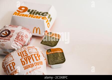 Lviv / Ukraine - avril 2020 : mauvaise alimentation à la maison pendant l'isolement de l'épidémie de coronavirus. Repas McDonalds à emporter sur une table. Version ukrainienne Banque D'Images