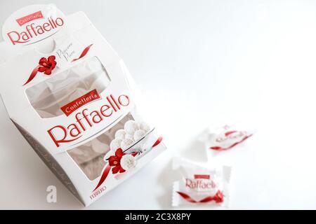 Lviv / Ukraine - avril 2020 : sac vide de Raffaello et de friandises sur une table blanche. De délicieuses friandises pleines de sucre qui mènent à des problèmes de santé Banque D'Images