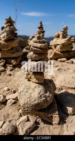 Des piles verticales de rochers empilées près du célèbre pont de Ronda. Vue rapprochée à mi-journée avec ciel bleu vif en arrière-plan. Banque D'Images