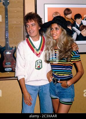 Bill Wyman avec sa fiancée Mandy Smith au restaurant Sticky Fingers de Wyman le 2 juin 1989 Banque D'Images