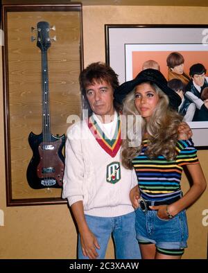 Bill Wyman avec sa fiancée Mandy Smith au restaurant Sticky Fingers de Wyman le 2 juin 1989 Banque D'Images