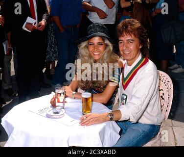 Bill Wyman avec sa fiancée Mandy Smith au restaurant Sticky Fingers de Wyman le 2 juin 1989 Banque D'Images