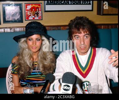 Bill Wyman avec sa fiancée Mandy Smith au restaurant Sticky Fingers de Wyman le 2 juin 1989 Banque D'Images