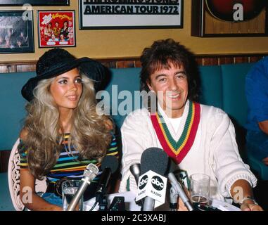 Bill Wyman avec sa fiancée Mandy Smith au restaurant Sticky Fingers de Wyman le 2 juin 1989 Banque D'Images