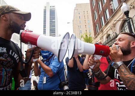 Tulsa, Oklahoma, États-Unis. 20 juin 2020. Les manifestants pour la vie des Noirs crient aux partisans de Trump devant le BOK Center de Tulsa, à Oklahama, où le président organise un rassemblement. Crédit : Leslie Spurlock/ZUMA Wire/Alay Live News Banque D'Images