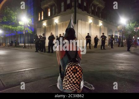 Tulsa, Oklahoma, États-Unis. 20 juin 2020. Un manifestant pour la vie des Noirs est assis au mépris de la police près du BOK Centre à Tulsa, Oklahama, où le Président tient un rassemblement. Crédit : Leslie Spurlock/ZUMA Wire/Alay Live News Banque D'Images