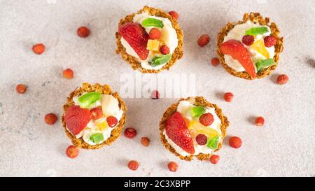 Manger à la maison. Recette de flocons d'avoine avec œufs. Classé avec du fromage cottage et des fruits mûrs et séchés et des baies Banque D'Images