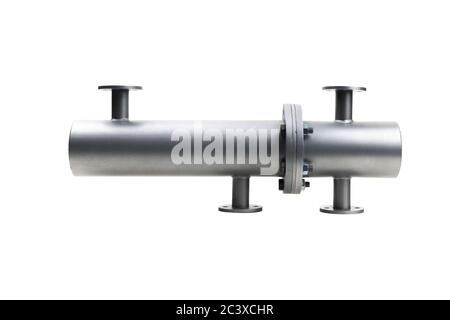 Échangeur thermique de la coque et du tube isolé sur fond blanc. Mise au point sélective. Banque D'Images
