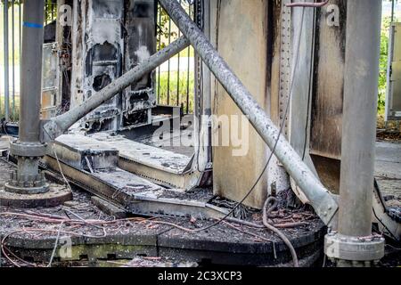 Un mât radio vu détruit par un incendie.la nuit dernière, un incendie a éclaté dans une tour de cellule de 5G qui est également un mât radio à Rijswijk, dans le Gueldre. C'est la deuxième fois qu'un incendie tord le mât. Banque D'Images