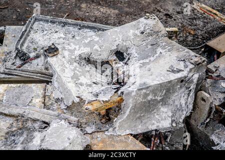 Un mât radio vu détruit par un incendie.la nuit dernière, un incendie a éclaté dans une tour de cellule de 5G qui est également un mât radio à Rijswijk, dans le Gueldre. C'est la deuxième fois qu'un incendie tord le mât. Banque D'Images