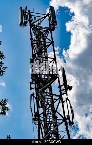 Un mât radio vu détruit par un incendie.la nuit dernière, un incendie a éclaté dans une tour de cellule de 5G qui est également un mât radio à Rijswijk, dans le Gueldre. C'est la deuxième fois qu'un incendie tord le mât. Banque D'Images