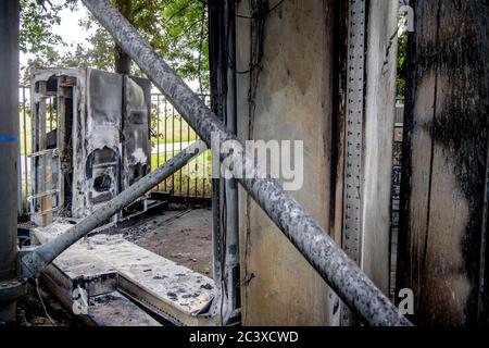 Un mât radio vu détruit par un incendie.la nuit dernière, un incendie a éclaté dans une tour de cellule de 5G qui est également un mât radio à Rijswijk, dans le Gueldre. C'est la deuxième fois qu'un incendie tord le mât. Banque D'Images