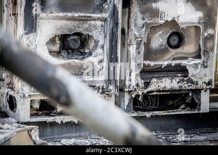 Un mât radio vu détruit après l'incendie.la nuit dernière, un incendie a éclaté dans une tour de cellule de 5G qui est également un mât radio à Rijswijk, dans le Gueldre. C'est la deuxième fois qu'un incendie tord le mât. Banque D'Images