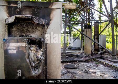 Mât radio vu détruit par l'incendie.la nuit dernière, un incendie a éclaté dans une tour de cellule 5G qui est également un mât radio à Rijswijk, Gelderland. C'est la deuxième fois qu'un incendie tord le mât. Banque D'Images