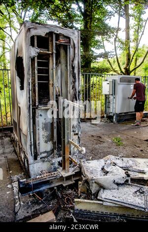 Un mât de transmission radio vu détruit par l'incendie.la nuit dernière, un incendie a éclaté dans une tour de cellule de 5G qui est également un mât de radio à Rijswijk, dans le Gueldre. C'est la deuxième fois qu'un incendie tord le mât. Banque D'Images