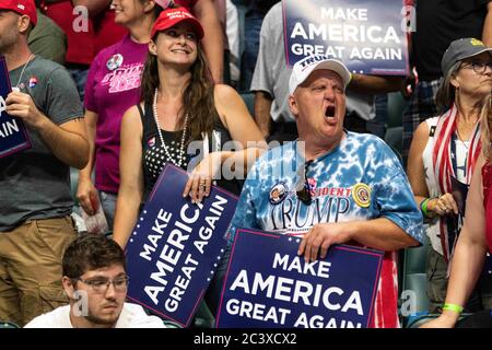 Tulsa, Oklahoma, États-Unis. 20 juin 2020. Un partisan de Trump sans masque dans les tribunes hurle pendant le rallye. Les partisans ont attendu des jours pour avoir l'occasion d'entendre le président Trump s'exprimer à Tulsa. Crédit : Tyler Tomasello/ZUMA Wire/Alay Live News Banque D'Images