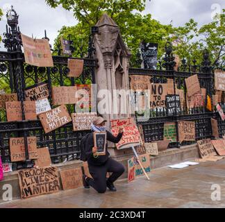 Londres Royaume-Uni 13 juin 2020. Les partisans du BLM brandissent des pancartes à Whitehall pour protester contre la mort de George Floyd. Crédit : Ian Humphreys Banque D'Images