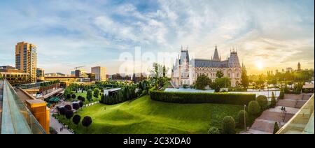 Vue panoramique sur le Palais de la culture et place centrale dans la ville de Iasi, Roumanie Banque D'Images